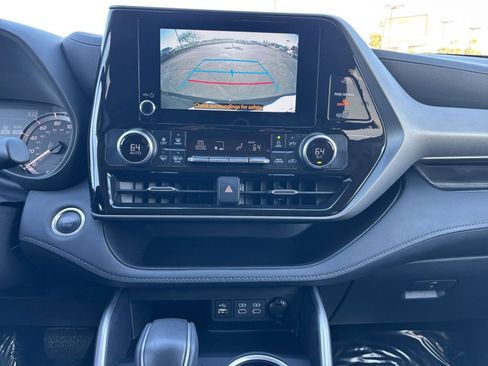 Used 2025 Toyota Highlander LE image 17