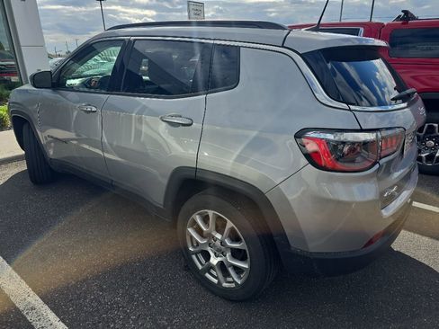 Used 2022 Jeep Compass Latitude w/ Sun and Sound Group AWD/4WD image 2