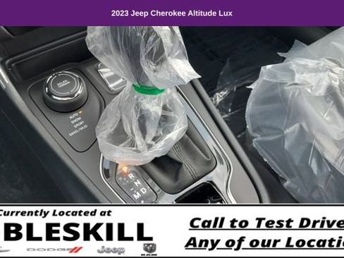 Used 2023 Jeep Cherokee Altitude Lux image 18