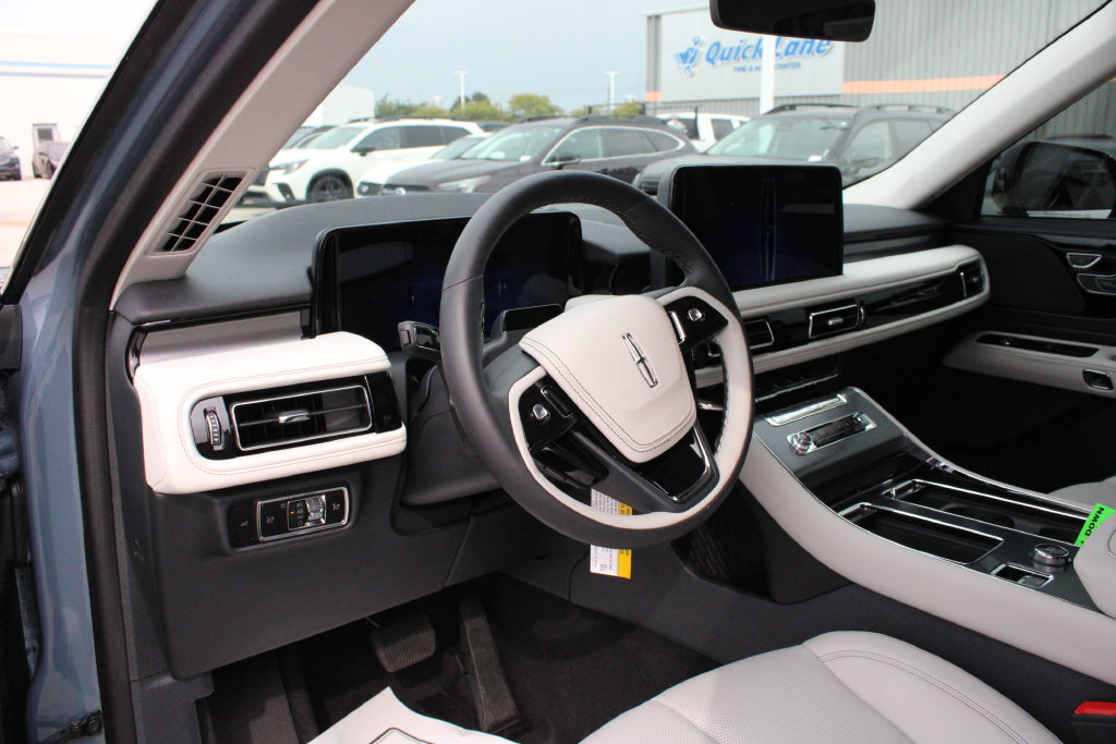 New 2027 Lincoln Aviator AWD image 2