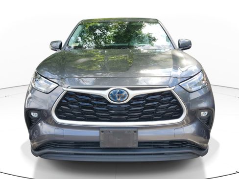 Used 2020 Toyota Highlander LE FWD image 2