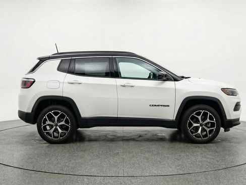 Used 2025 Jeep Compass Limited image 11