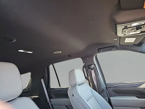 Used 2024 GMC Yukon SLT w/ SLT Luxury Package image 39