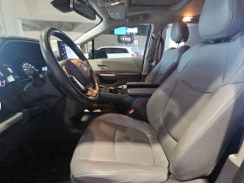 Used 2022 Toyota Sienna XLE image 2