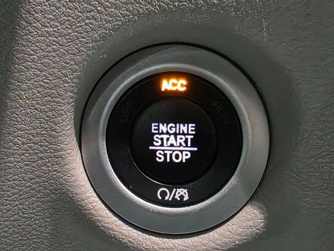 Used 2022 Chrysler Voyager LX image 41