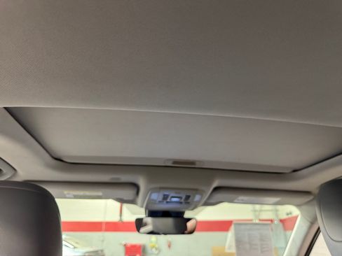 Used 2021 Toyota Highlander XLE FWD image 31