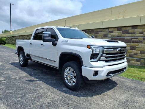 Used 2024 Chevrolet Silverado 2500 High Country w/ High Country Premium Package AWD/4WD image 2