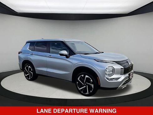 Used 2024 Mitsubishi Outlander SE FWD image 2