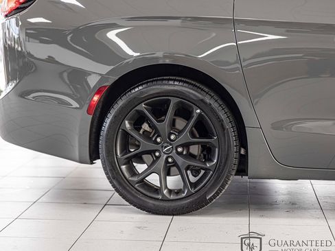 Used 2025 Chrysler Pacifica Limited FWD image 10