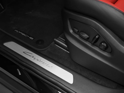 Certified 2026 Porsche Cayenne E-Hybrid AWD/4WD image 28
