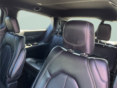 Used 2025 Chrysler Pacifica Select FWD image 11