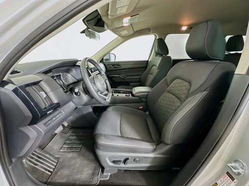 Used 2025 Nissan Pathfinder SV image 13