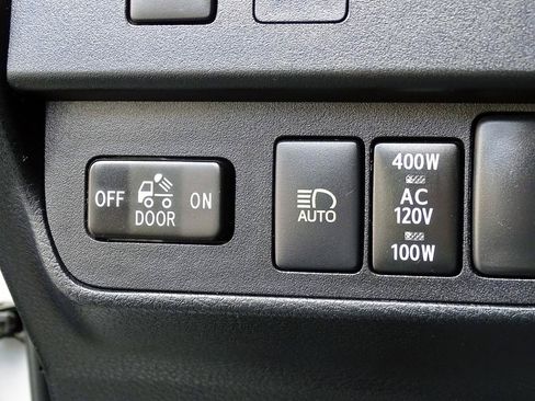 Used 2020 Toyota Tacoma TRD Sport w/ Technology Package AWD/4WD image 32