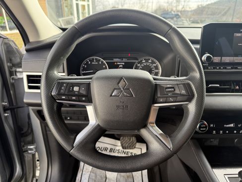 Used 2022 Mitsubishi Outlander ES image 12