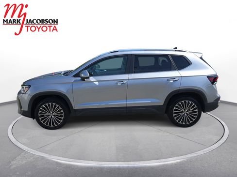 Used 2025 Volkswagen Taos SE FWD image 12