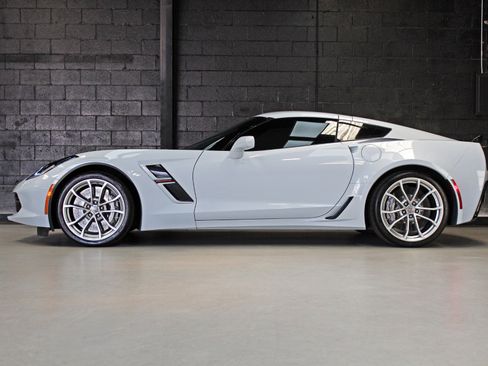 Used 2018 Chevrolet Corvette Grand Sport image 3