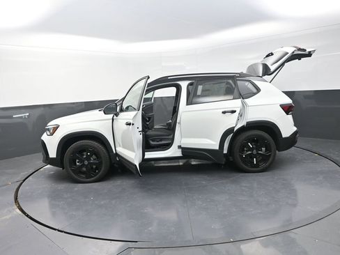 New 2026 Volkswagen Taos SE image 29