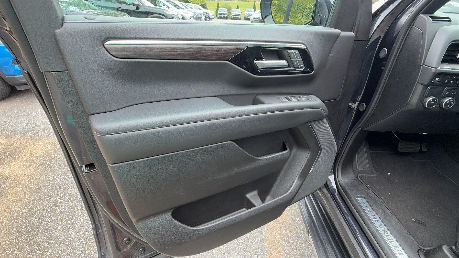 Used 2025 Chevrolet Suburban LT RWD image 14