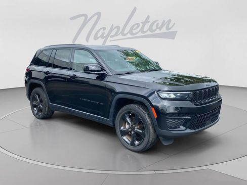 Used 2023 Jeep Grand Cherokee Altitude AWD/4WD image 8