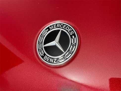 Used 2025 Mercedes-Benz GLC 300 4MATIC image 37