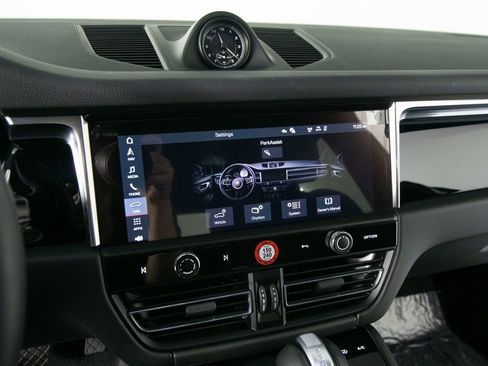 Certified 2025 Porsche Macan image 25