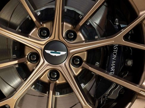 Used 2025 Aston Martin V8 Vantage Coupe RWD image 9