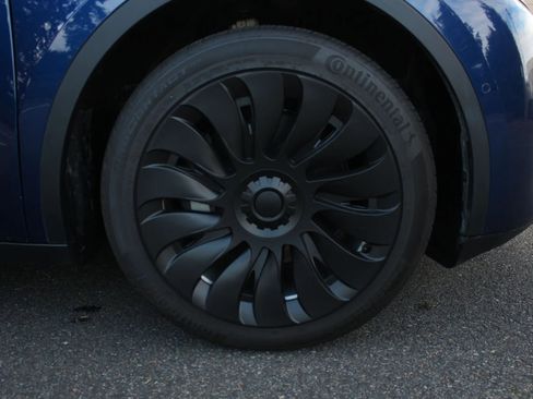 Used 2022 Tesla Model Y Long Range image 40