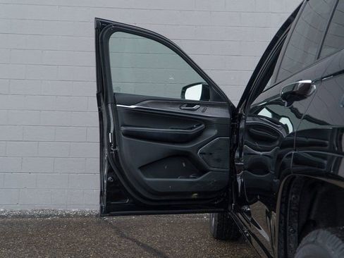 Used 2022 Jeep Grand Cherokee Overland w/ Luxury Tech Group IV image 15