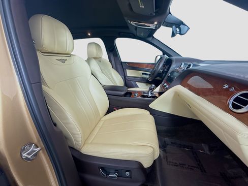 Used 2019 Bentley Bentayga image 29