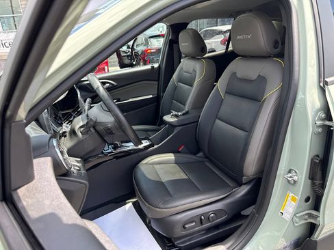 Used 2025 Chevrolet Trax ACTIV w/ Sunroof Package FWD image 2