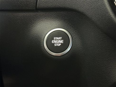 Certified 2021 Volvo XC40 T5 R-Design image 22