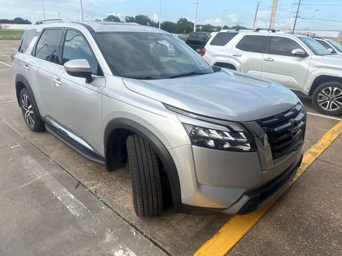 Used 2025 Nissan Pathfinder Platinum AWD/4WD image 7