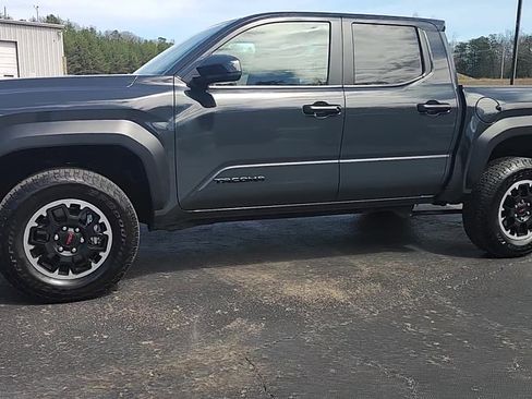 Used 2025 Toyota Tacoma TRD Off-Road image 3