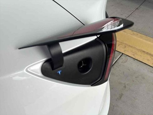 Used 2023 Tesla Model Y Long Range image 29