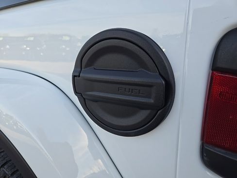 Used 2018 Jeep Wrangler Unlimited Sahara image 25