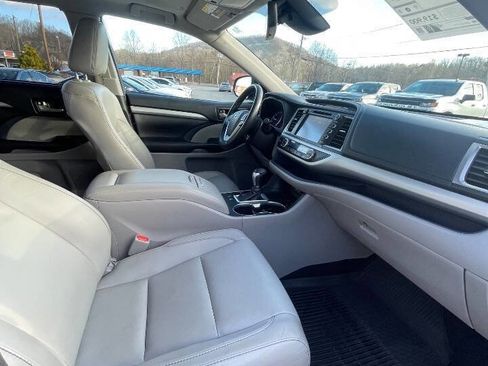 Used 2018 Toyota Highlander XLE image 16