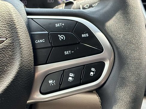 Used 2024 Chrysler Pacifica Touring-L FWD image 29
