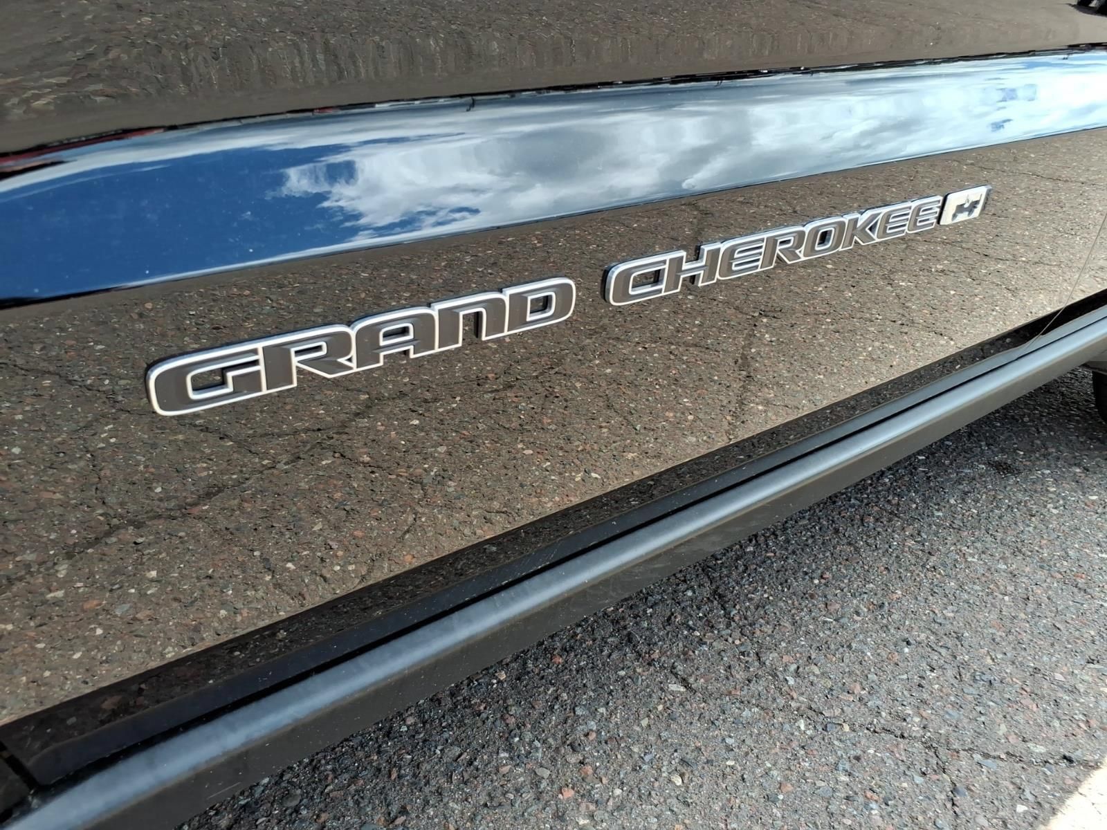 Used 2022 Jeep Grand Cherokee Limited AWD/4WD image 11