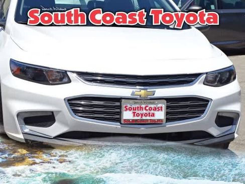 Used 2017 Chevrolet Malibu LT FWD image 4