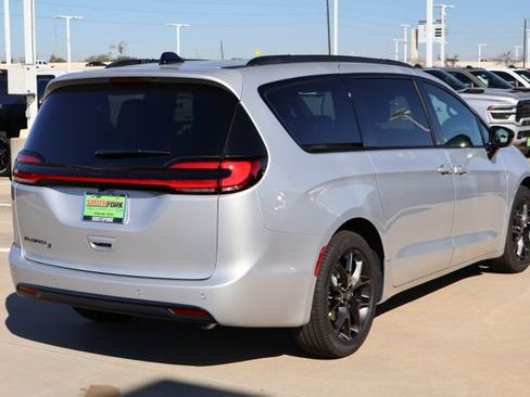 New 2026 Chrysler Pacifica Select image 7