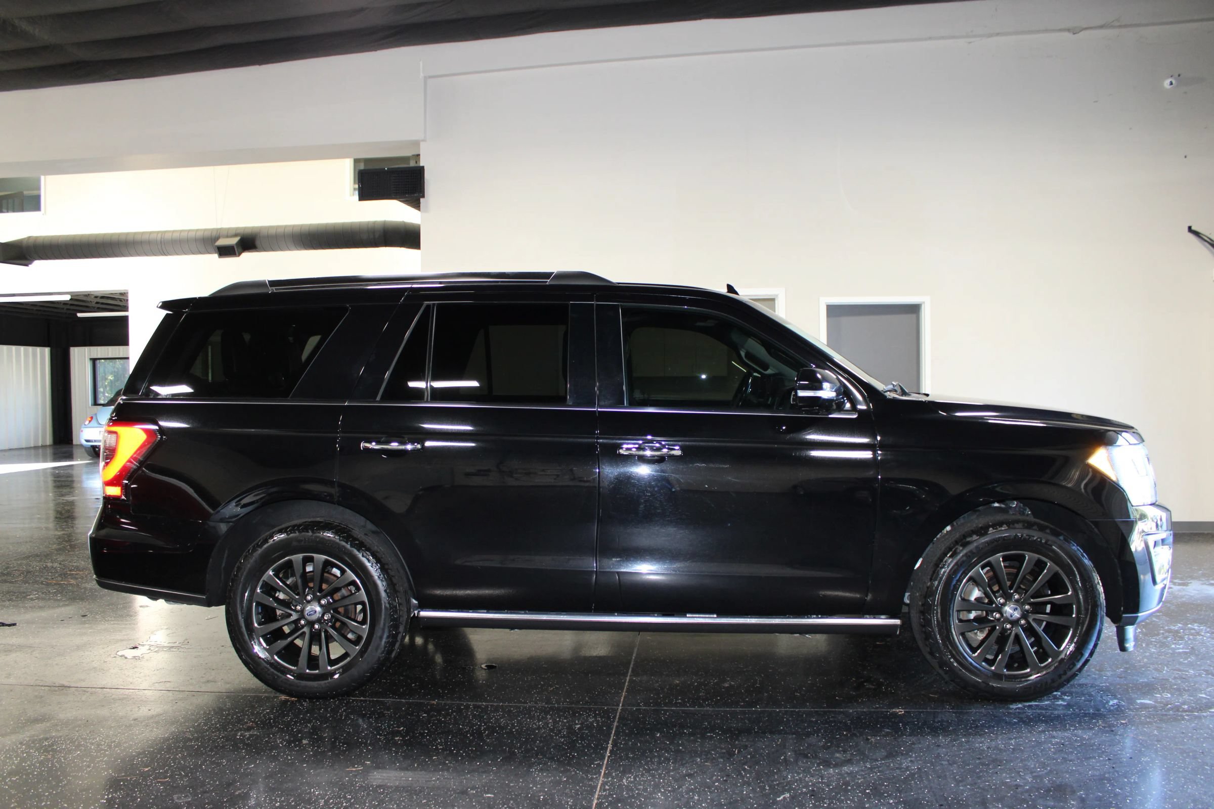 Used 2020 Ford Expedition Limited RWD image 4