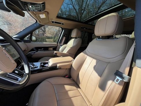 Used 2025 Land Rover Range Rover SE image 3