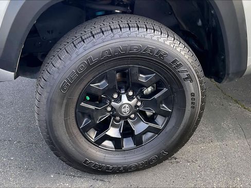 Used 2022 Toyota Tacoma TRD Off-Road image 11