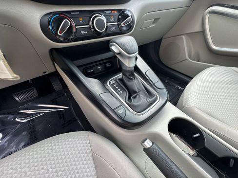 Used 2025 Kia Soul LX w/ LX Technology Package FWD image 29