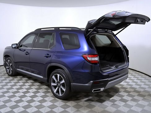 Used 2025 Honda Pilot Touring image 11