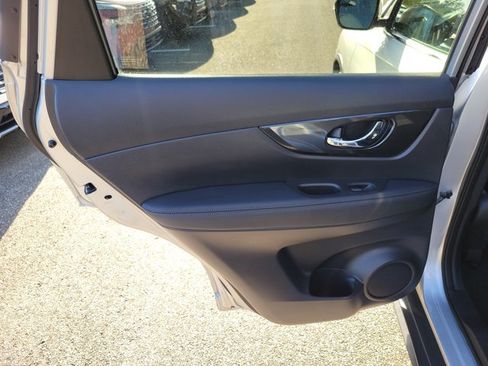 Used 2018 Nissan Rogue SV FWD image 15