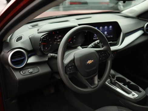 Used 2024 Chevrolet Trax LS w/ LS Convenience Package FWD image 18