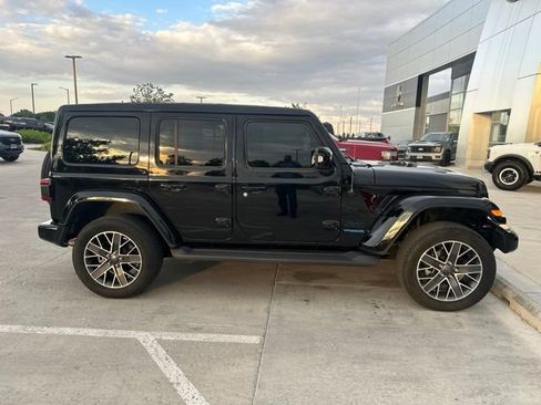 Used 2022 Jeep Wrangler Unlimited Sahara AWD/4WD image 2