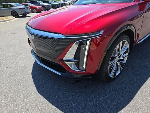 Used 2025 Cadillac Lyriq Luxury w/ LPO, Floor Liner Package AWD/4WD image 11