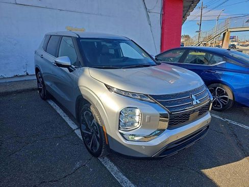 Used 2024 Mitsubishi Outlander SE image 2